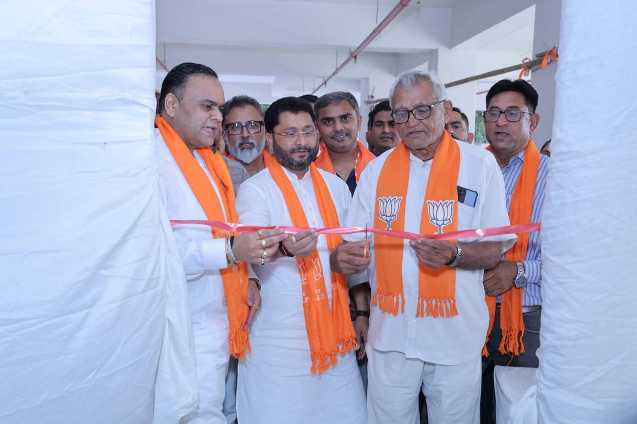 તા.૧૦-૦૪-૨૦૨૫ ના રોજ ભાજપ સંગઠન સ્થાપના દિવસની ઉજવણી અંતર્ગત, આજે શ્રી કમલમ સુરત જિલ્લા મધ્યસ્થ કાર્યાલય ખાતે, જિલ્લાના તમામ મંડળોમાં વિવિધ સેવાઓ અને વિકાસ કાર્યકરોના પ્રદર્શનનું ઉદ્ઘાટન વરિષ્ઠ વડીલ શ્રી બાલુભાઈ પટેલ (બાબલા) દ્વારા કરવામાં આવ્યું હતું.